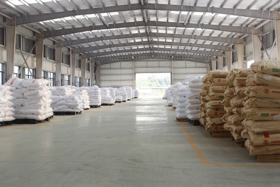 700-900kg / M3 อะมิโนพลาสติกขึ้นรูป C3H6N6 ผงคริสตัลสีขาว