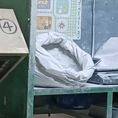 ผงเคลือบเมลามีนคริสตัลสีขาวเกรดเคมีสำหรับพอร์ซเลนเทียม