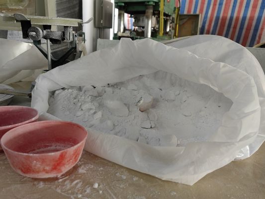 ความบริสุทธิ์ 99.8% วัตถุดิบเมลามีน C3H6N6 เกรดอุตสาหกรรม 1.625g / cm3 ความหนาแน่น