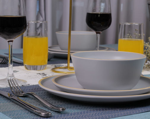 แคมป์เมลาไมน์ จานอาหารเย็นและจาน 12 ชิ้น