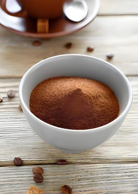 โรงงานจําหน่ายเมลาไมน์ประเภทอุตสาหกรรม ความบริสุทธิ์ 99.8% จีน สีน้ําตาล สีเรซิน CAS 108-78-1