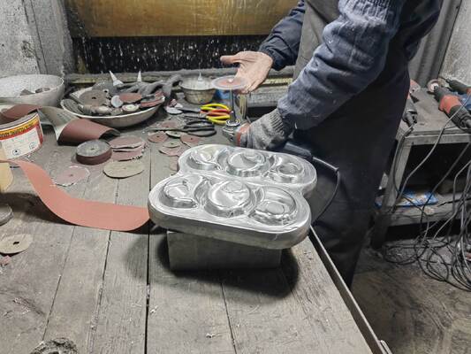 718 โมลด์สแตนเลสสําหรับแผ่นเมลาไมน์ที่เคลือบกระจ่าง ผสมจําเพาะเพื่อตลาดอินเดีย เวลานํา 7-10 วัน